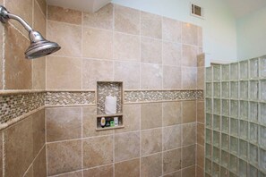 Een douche, een haardroger, handdoeken