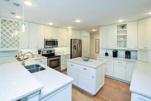 Een microgolfoven, een koffiezetapparaat/waterkoker, een broodrooster