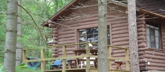 Lakeside Log Home, fireplace, snowmobile trails, parking, skiing, dog-friendly
