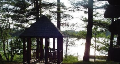 Lakeside Log Home, fireplace, snowmobile trails, parking, skiing, dog-friendly