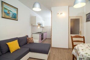 TV - Family friendly two-bedroom apartment Anica (Split)