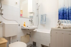 Badewanne, Haartrockner, Handtücher, Toilettenpapier