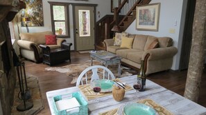 Smart TV, fireplace - Unique -Oliver Creek Cabin in Wilderness-PRIVATE-King Bed, WiFi, Hot Tub, Hiking (Ellijay)