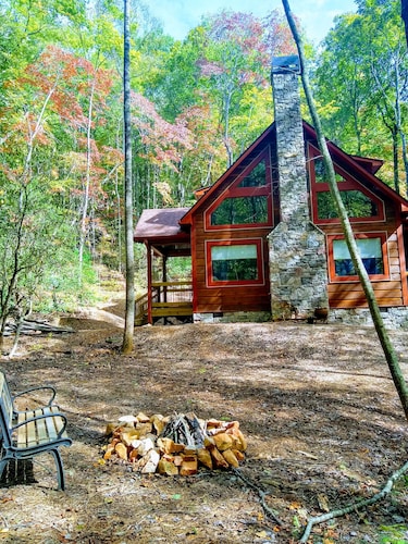 Unique -Oliver Creek Cabin in Wilderness-PRIVATE-King Bed, WiFi, Hot Tub, Hiking