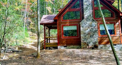 Unique -Oliver Creek Cabin in Wilderness-PRIVATE-King Bed, WiFi, Hot Tub, Hiking