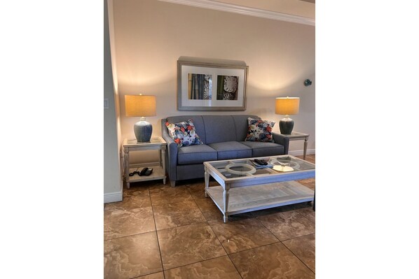 Télévision à écran plat, lecteur de DVD, chaîne hi-fi