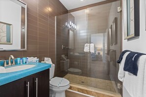 Dusche, Haartrockner, Handtücher