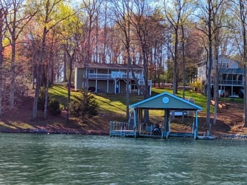 LAKE TIME: Pet friendly, beautifully furnished classic lake home with gentle lot, deep water, and mountain view. Ping ping, foosball and kayaks included.