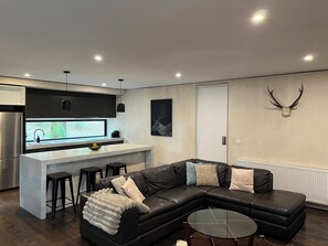 Älytelevisio, DVD-soitin, kirjoja, videokirjasto