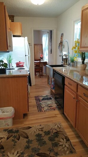 Fridge, microwave, oven, stovetop - ⭐Smarthouse By Lake Hospital Golf 4KTV BBQ Patio set WD WiFi Keurig Fenced Yard (Klamath Falls)