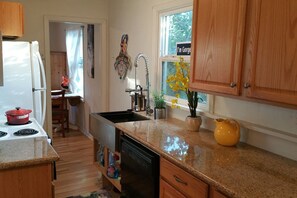 Fridge, microwave, oven, stovetop - ⭐Smarthouse By Lake Hospital Golf 4KTV BBQ Patio set WD WiFi Keurig Fenced Yard (Klamath Falls)