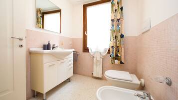 Un baño con lavabo, inodoro y bañera.