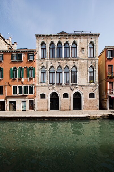 Elegant apartment with romantic canal view