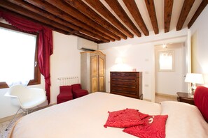 1 habitación, tabla de planchar con plancha, wifi y ropa de cama