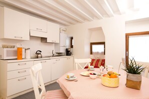 Fridge, microwave, stovetop, coffee/tea maker - Elegant apartment with romantic canal view (Venezia)