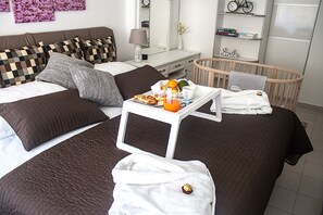 1 sovrum, allergitestade sängkläder och strykjärn/strykbräda