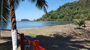 On the beach, sun-loungers, beach towels - HERMOSA Y COMODA CASA EN LAS COSTAS DEL MAR CARIBE<br><br>IN FRONT OF THE SEA (Portobelo)