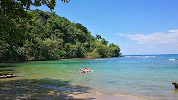 Na praia, espreguiçadeiras, toalhas de praia