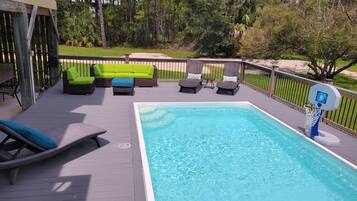 Een buitenzwembad en een verwarmd zwembad