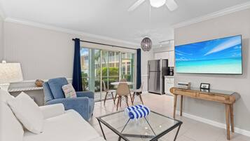 TV, DVD-spiller, stereoanlegg og kontorer