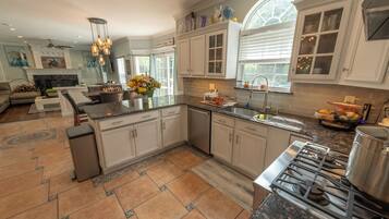 Kylskåp, mikrovågsugn, ugn och spishäll