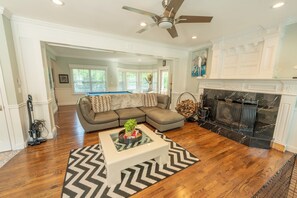 LED 電視、壁爐、電子遊戲、DVD 播放機