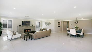 Télévision, cheminée