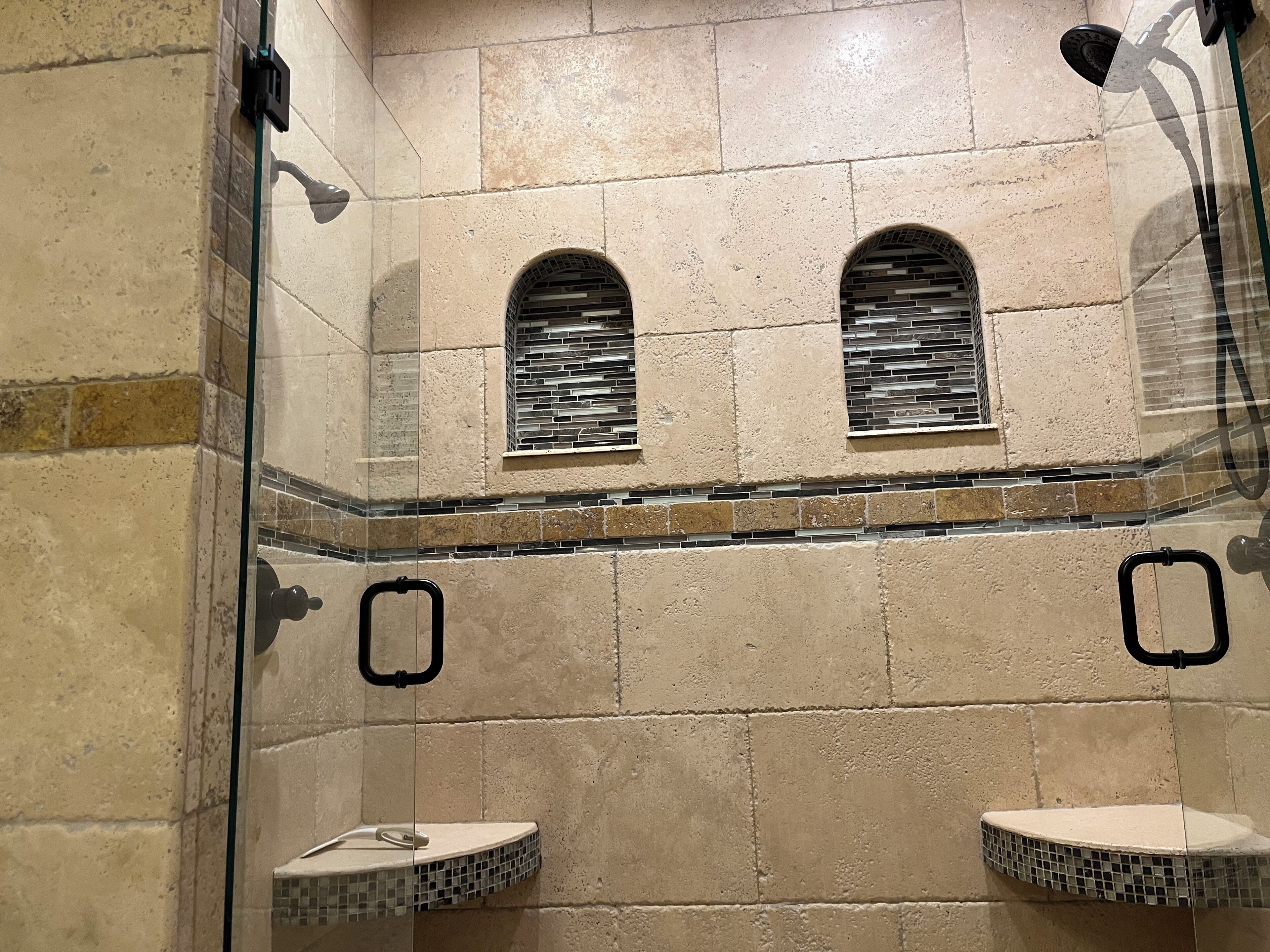 Sèche-cheveux, serviettes fournies, savon, papier toilette
