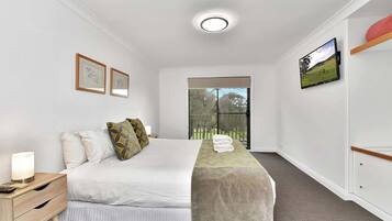 3 bedrooms, iron/ironing board, WiFi (free)