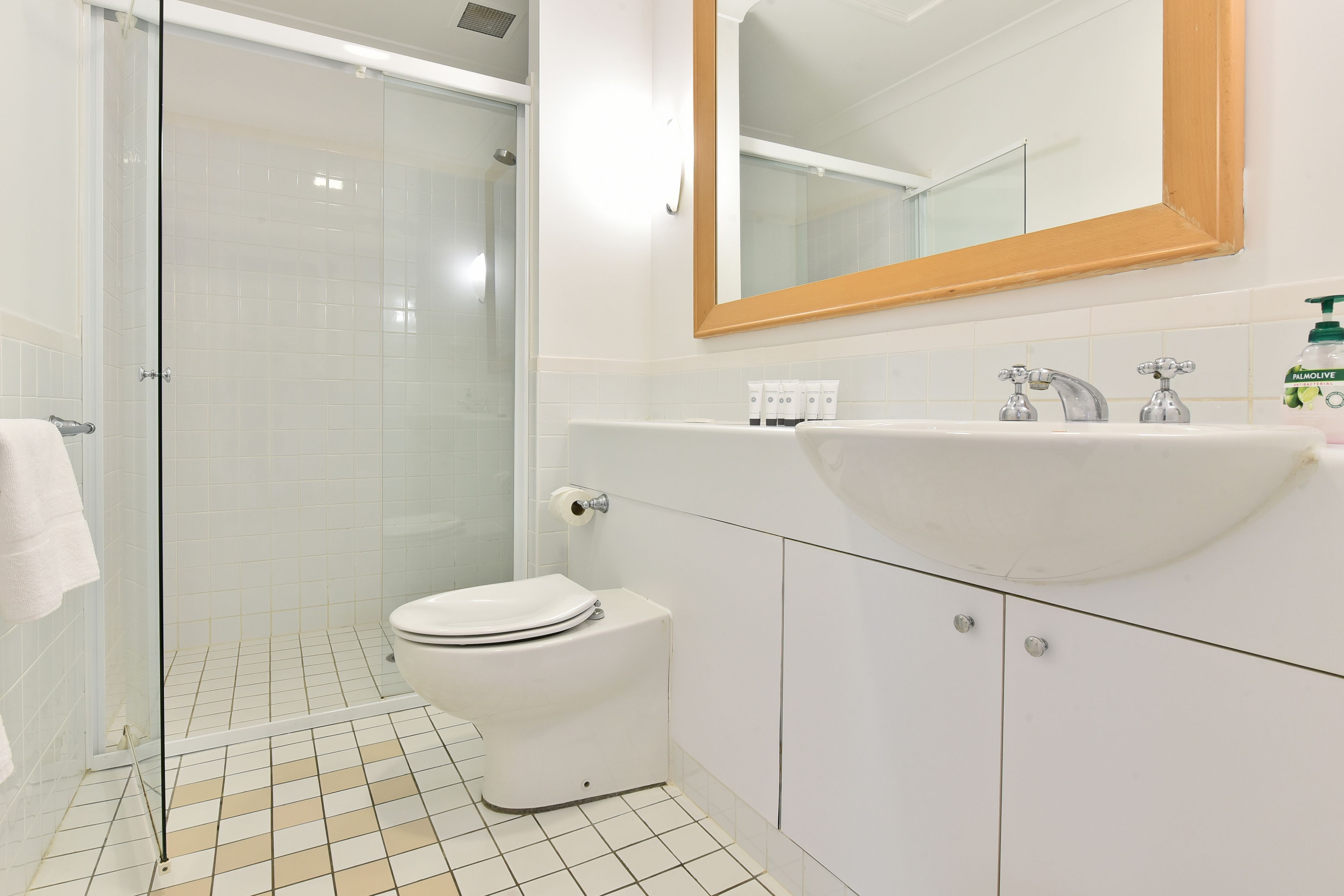 Ein Badezimmer mit Toilette, Waschbecken und Dusche.