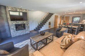 Fireplace, DVD player - Great 2 bed townhouse. This is the best location in Ketchum! (Ketchum)