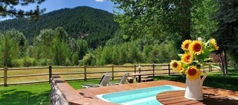 Great 2 bed townhouse. This is the best location in Ketchum!