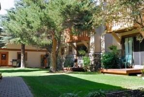 Property grounds - Great 2 bed townhouse. This is the best location in Ketchum! (Ketchum)