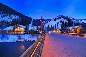 A snow-covered mountain lodge with wooden cabins and a paved walkway. - Great 2 bed townhouse. This is the best location in Ketchum! (Ketchum)