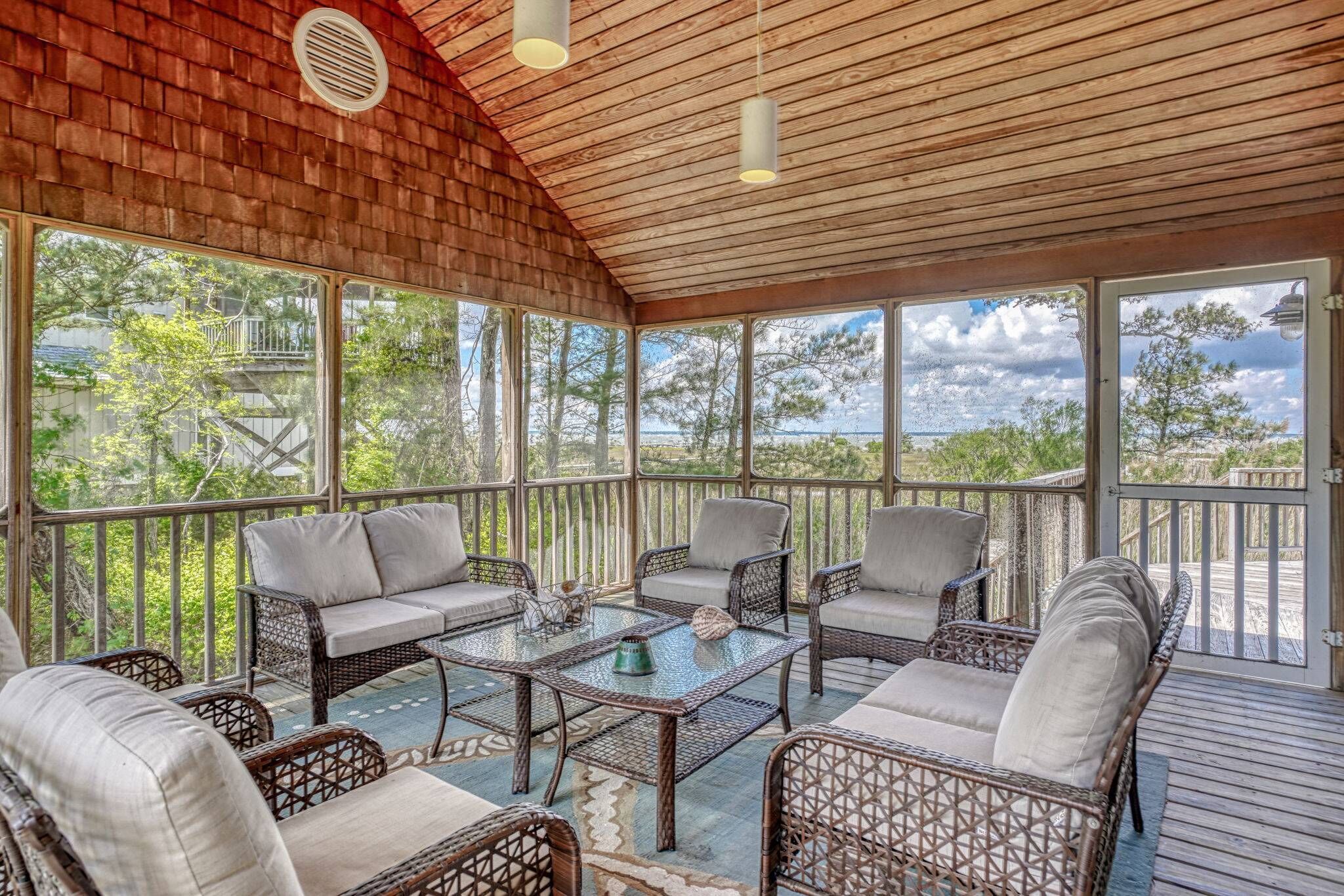 Télévision, cheminée, livres