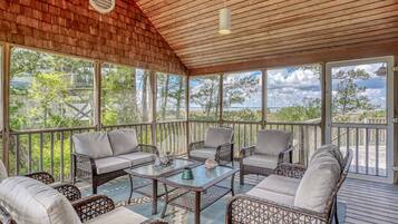 Télévision, cheminée, livres