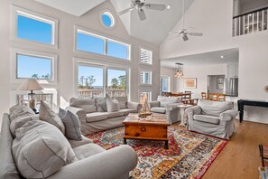 Tv, eldstad och böcker