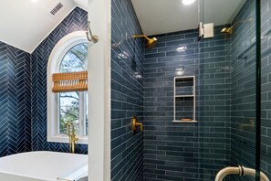 Combined shower/tub, hair dryer, towels