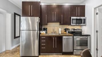 Een koelkast, een magnetron, een oven, een kookplaat