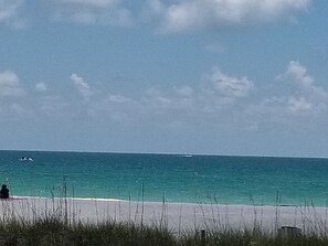 På stranden