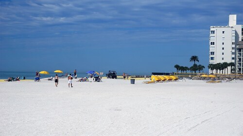 Condo au bord de la piscine avec vue sur le golfe - les couchers de soleil sont inclus