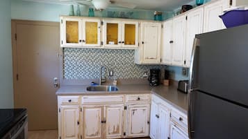 Køleskab, mikrobølgeovn, ovn, kogeplade