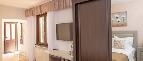 Schreibtisch, Bügeleisen/Bügelbrett, Reisekinderbett, kostenloses WLAN