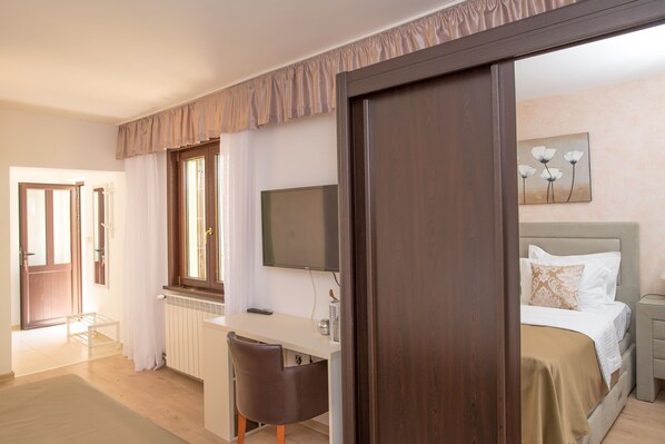 Escritorio, tabla de planchar con plancha, cuna de viaje y wifi gratis