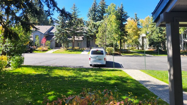 Property grounds - Snowcreek Resort Vacation Rental 617 (Mammoth Lakes)