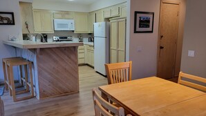 Coffee/tea maker, fridge, microwave, oven - Snowcreek Resort Vacation Rental 617 (Mammoth Lakes)