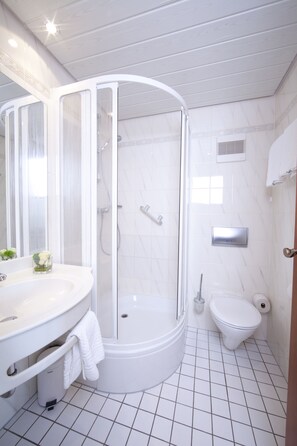 Douche, articles de toilette gratuits, sèche-cheveux