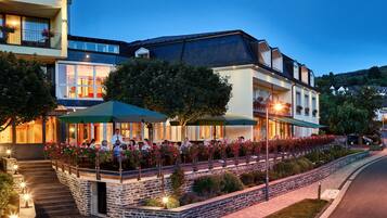 Phục vụ bữa trưa và bữa tối, món địa phương và quốc tế