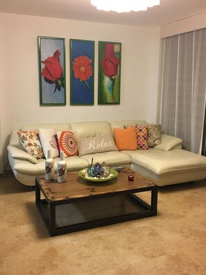 Téléviseur à écran plat, lecteur de DVD, table de baby-foot