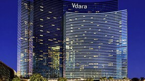 Un moderno edificio de gran altura con el nombre 'Vdara' bien visible.